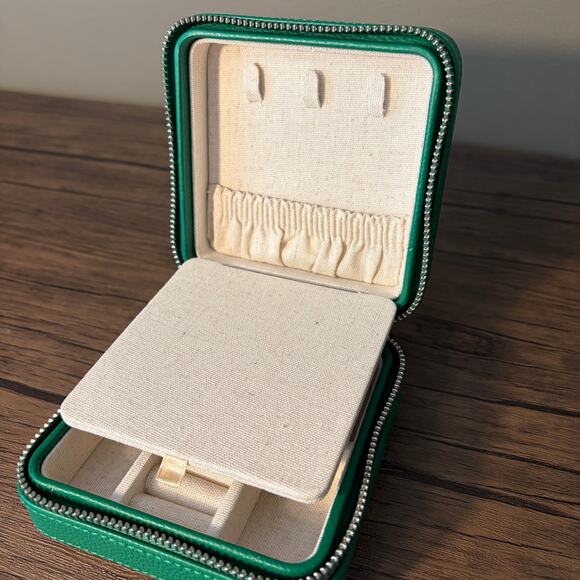 Mark & Graham Small Jewelry Travel Case in Kelly Green - Picture 5 of 5